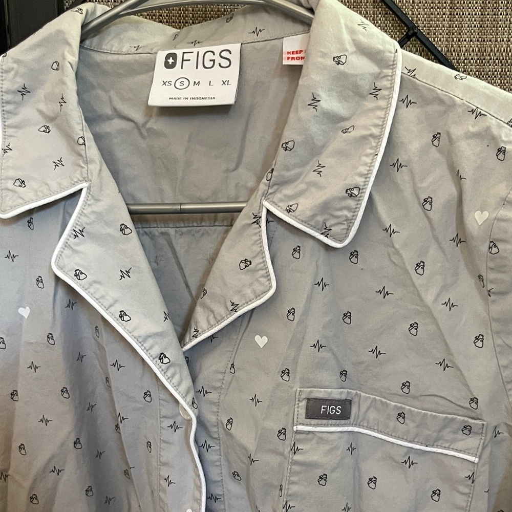 Figs Light Gray cardiac heart Icon Pajama Top